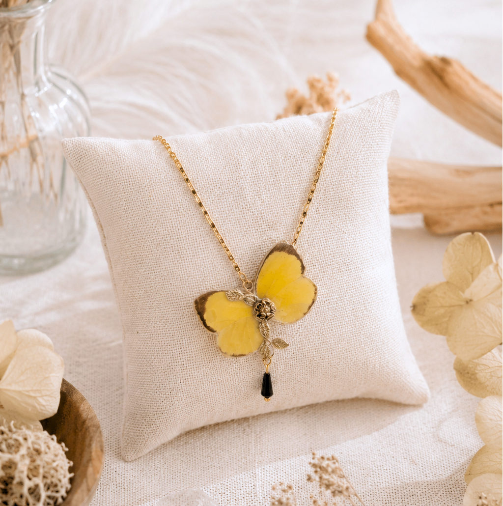 Collier Naturalia Eurema Hécabé jaune et noir – bijou naturaliste Victorian Rehab