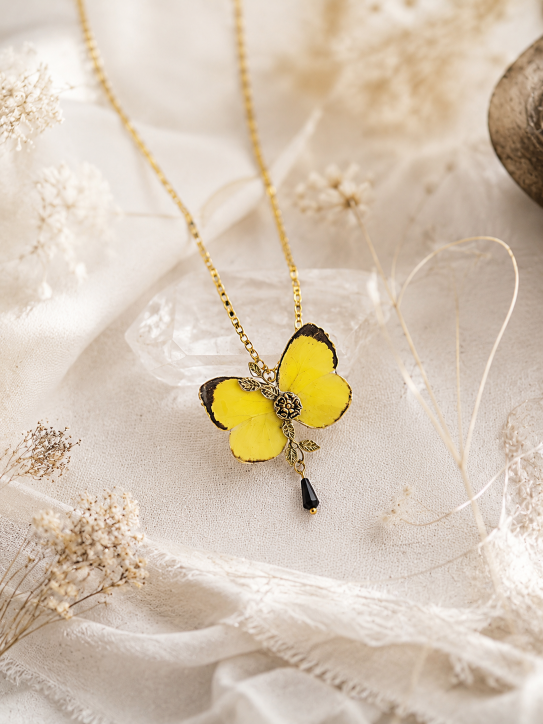 Détail collier Naturalia Eurema – aile papillon jaune fait main Hérault Victorian Rehab