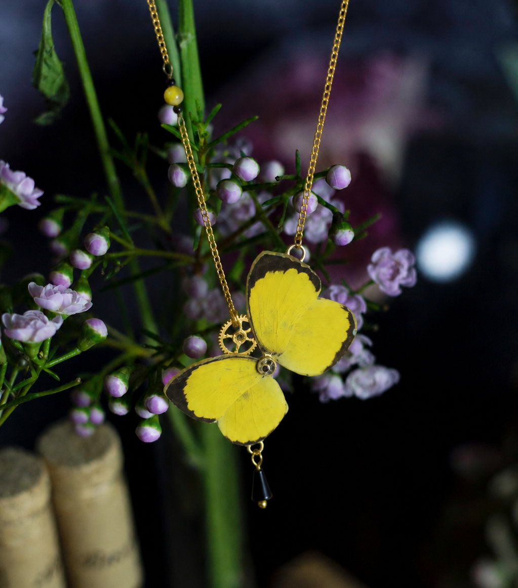 Collier Psyché Eurema Hécabé jaune et noir – bijou Art Nouveau Victorian Rehab