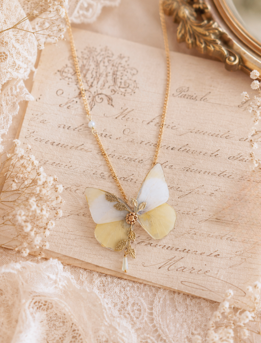 Détail collier Naturalia Appias Albina – aile papillon blanc laiton doré fait main Hérault