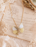 Détail collier Naturalia Appias Albina – aile papillon blanc laiton doré fait main Hérault