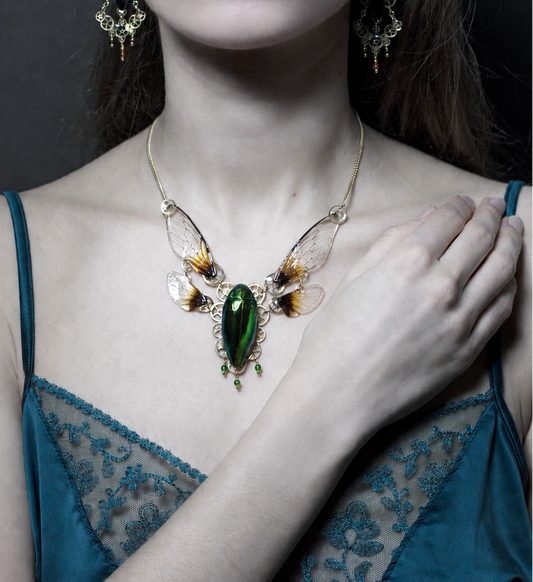 Collier Fugam porté – scarabée Sternocera & ailes de cigale articulées | Victorian Rehab