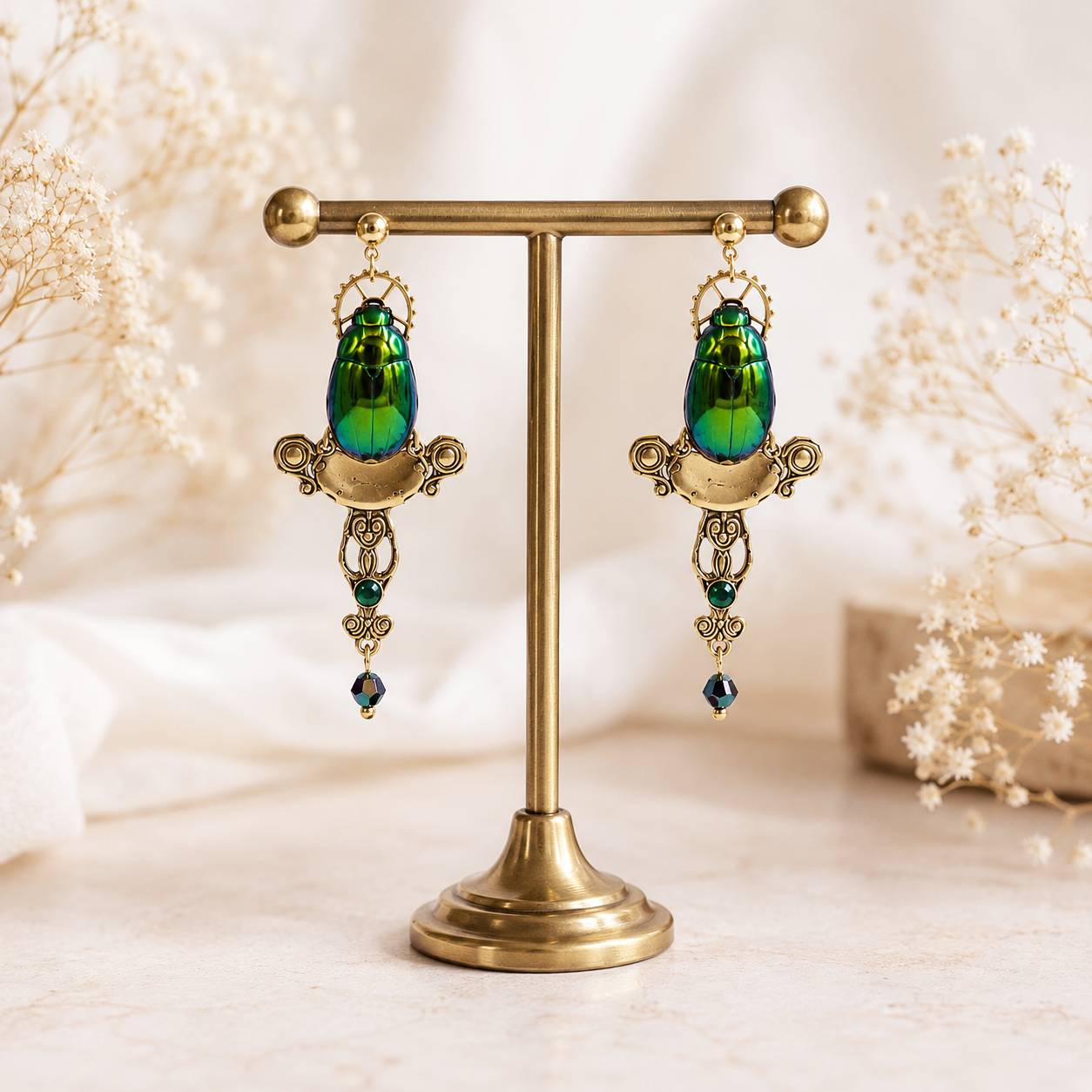 Détail boucles Horus – scarabée iridescent, estampe & perle de verre | Victorian Rehab