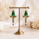 Détail boucles Horus – scarabée iridescent, estampe & perle de verre | Victorian Rehab
