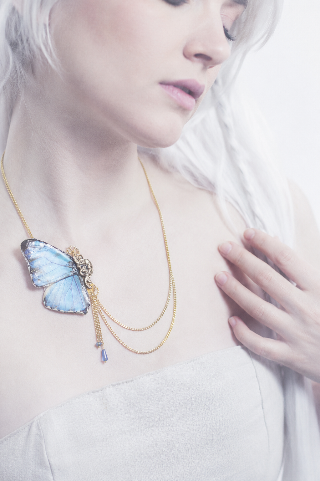 Détail collier Isis Morpho Portis – aile papillon bleu iridescent perles de verre Victorian Rehab