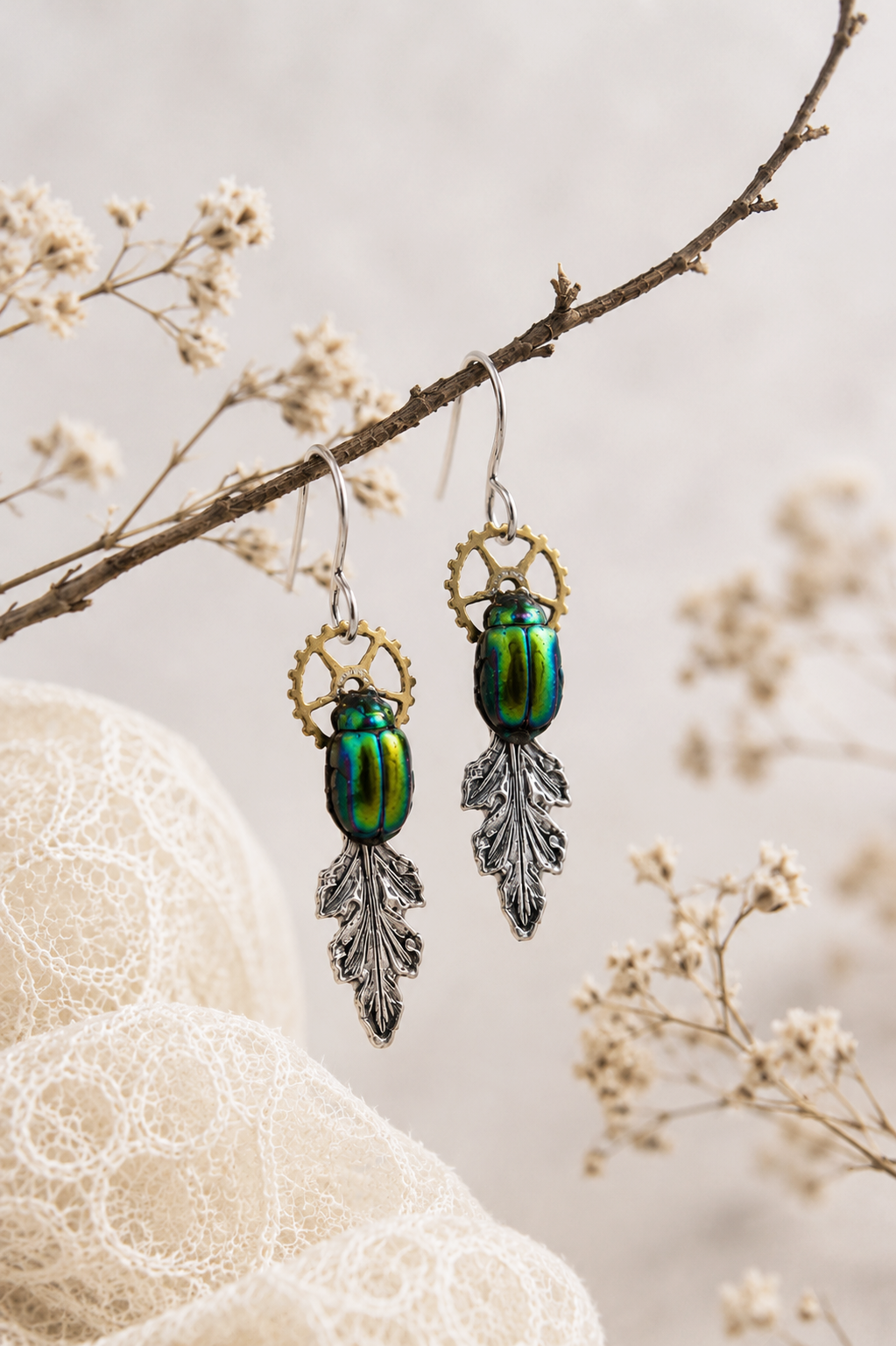 Boucles d'oreille Leaf argentées – scarabée vert & laiton | Victorian Rehab