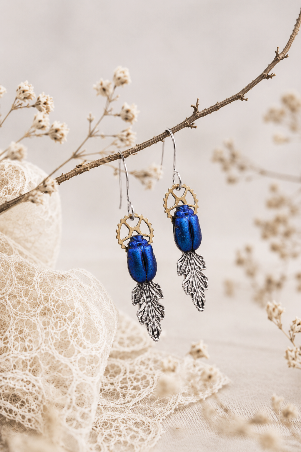 Boucles d'oreille Leaf argentées – véritable scarabée & laiton | Victorian Rehab