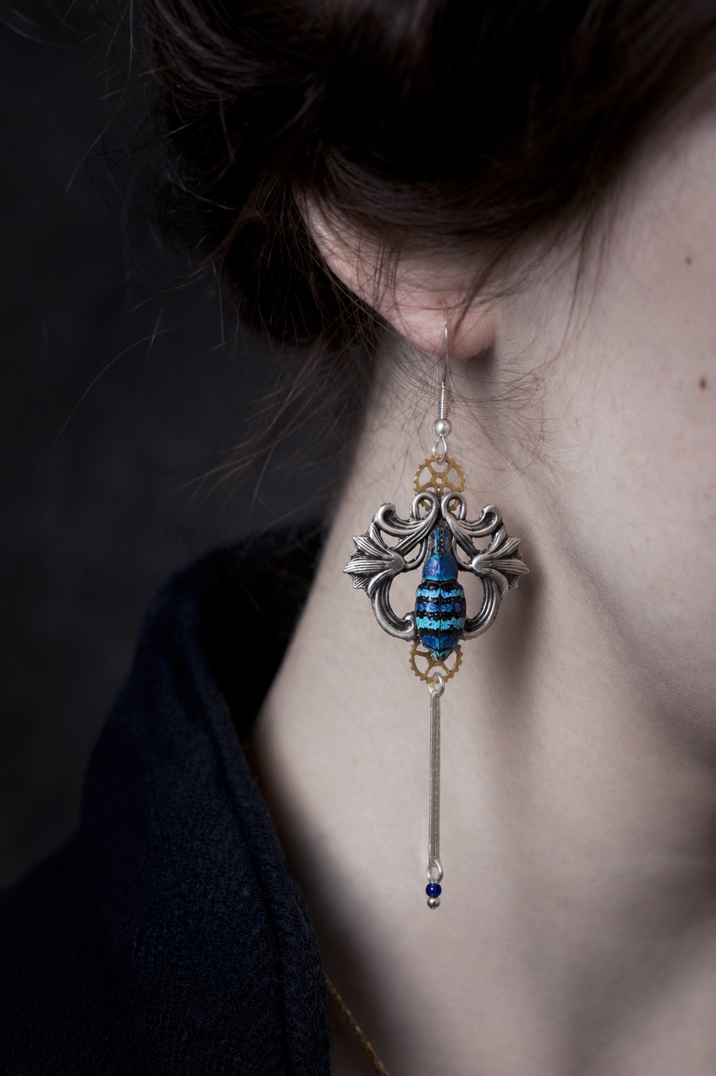 Détail boucles Hana Argenté – scarabée iridescent & laiton argenté | Victorian Rehab