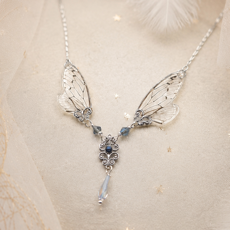 Détail collier Maab Cristal – ailes de cigale irisées & motifs laiton articulés | Victorian Rehab