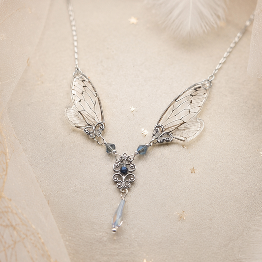 Détail collier Maab Cristal – ailes de cigale irisées & motifs laiton articulés | Victorian Rehab