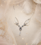 Détail collier Maab Cristal – ailes de cigale irisées & motifs laiton articulés | Victorian Rehab