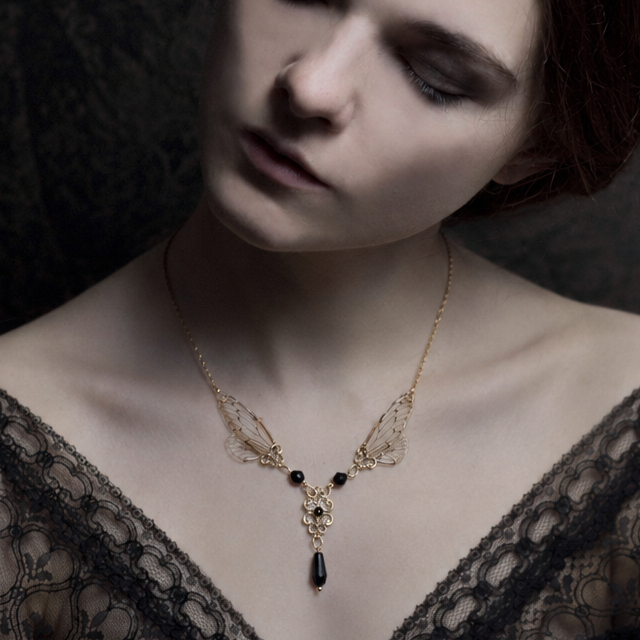 Collier Maab Cristal Doré – ailes de cigale transparentes sur laiton doré | Victorian Rehab