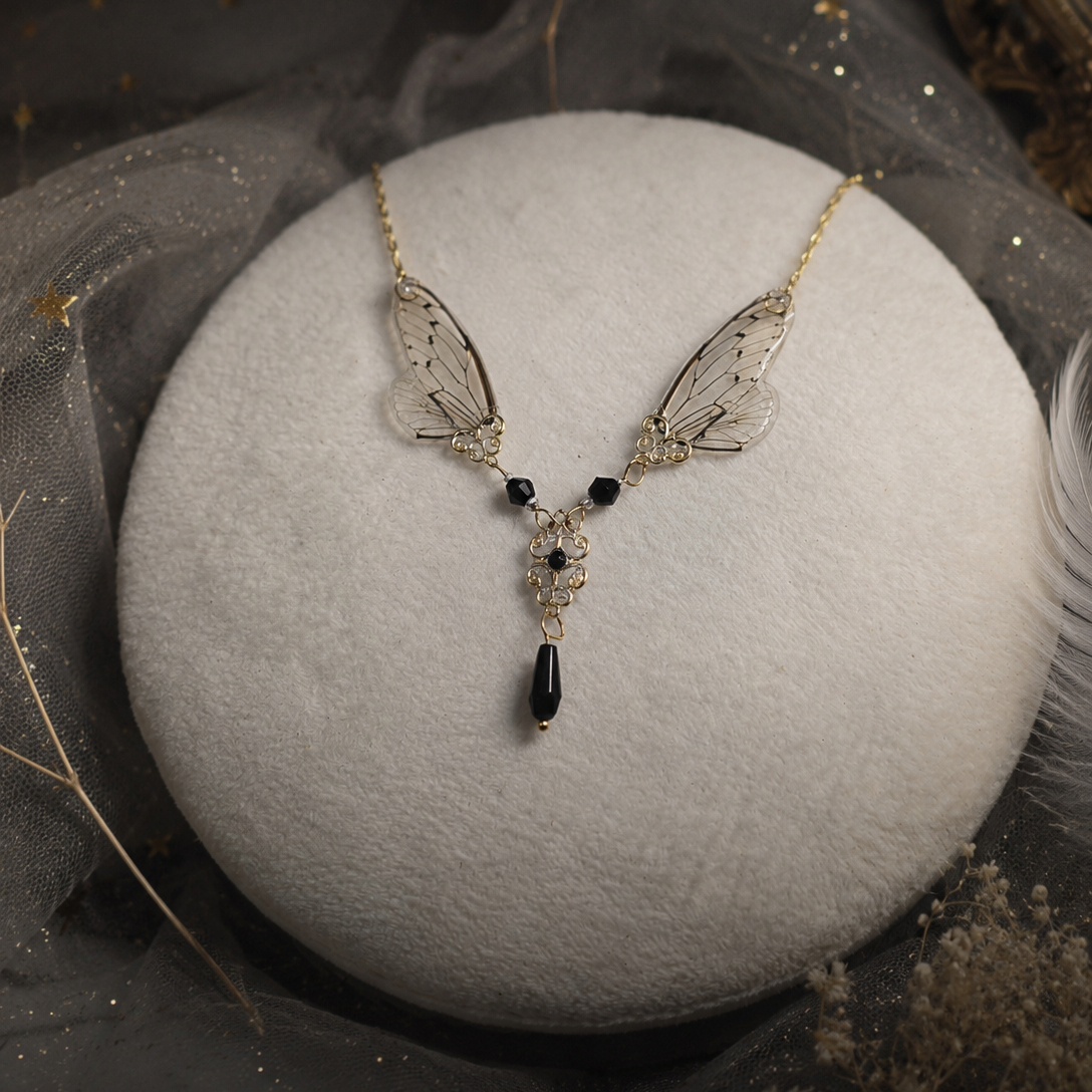 Détail collier Maab Cristal Doré – ailes de cigale irisées & motifs laiton articulés | Victorian Rehab