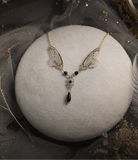 Détail collier Maab Cristal Doré – ailes de cigale irisées & motifs laiton articulés | Victorian Rehab