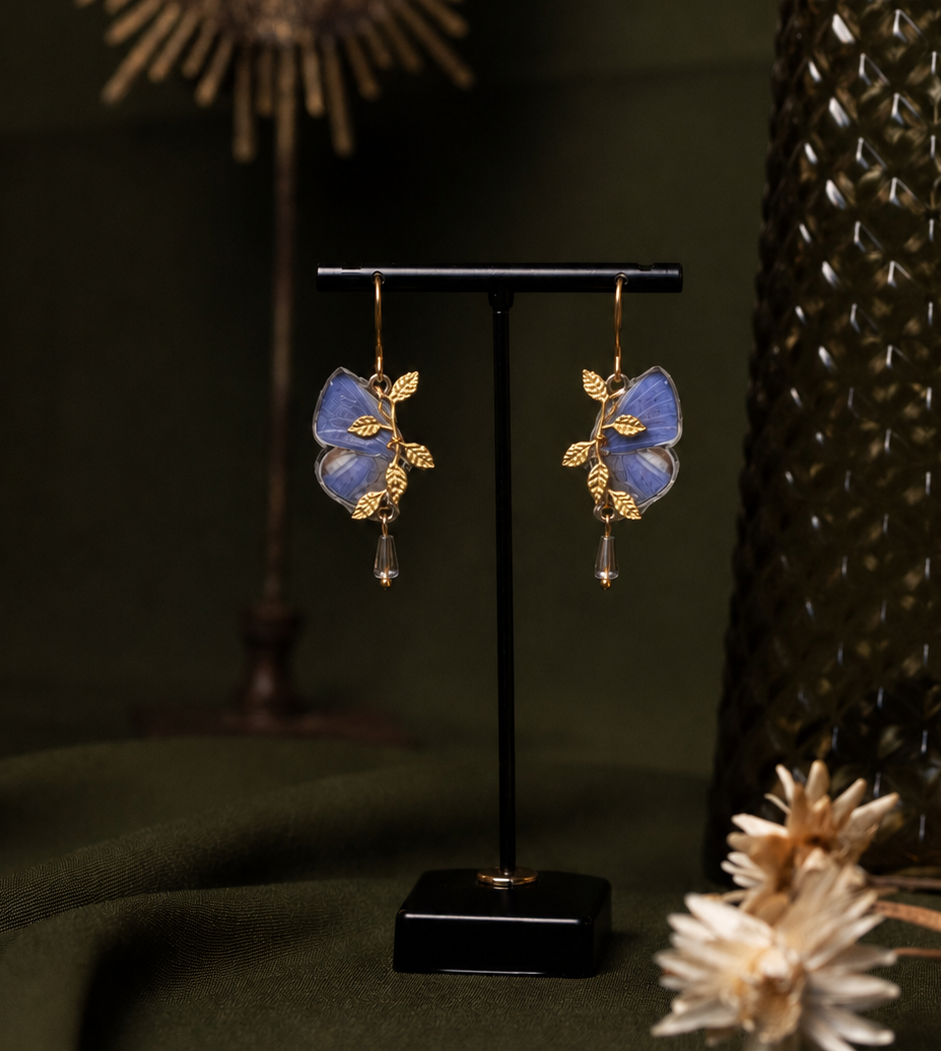 Détail boucles Naturalia Udara Dilecta lavande – aile papillon fait main Hérault Victorian Rehab