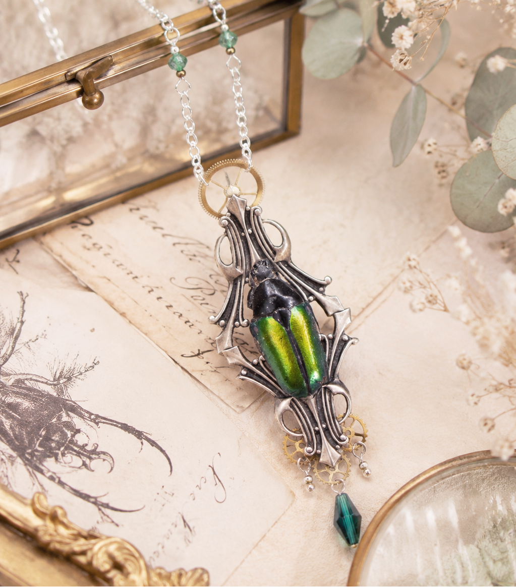 Détail collier Nobilia Argenté – engrenages de montre & scarabée | Victorian Rehab