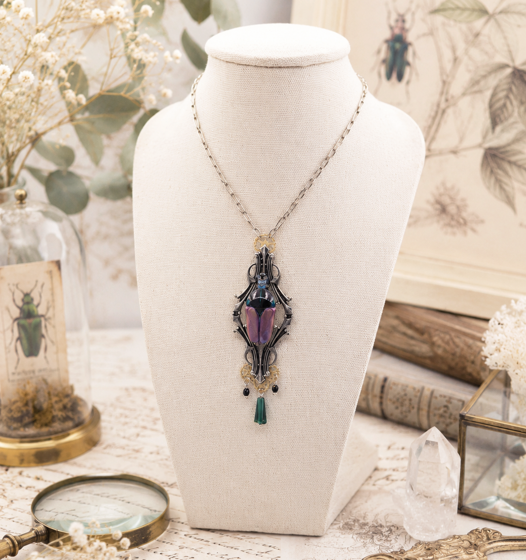 Vue ensemble collier Nobilia Argenté – scarabée, estampe & engrenages | Victorian Rehab