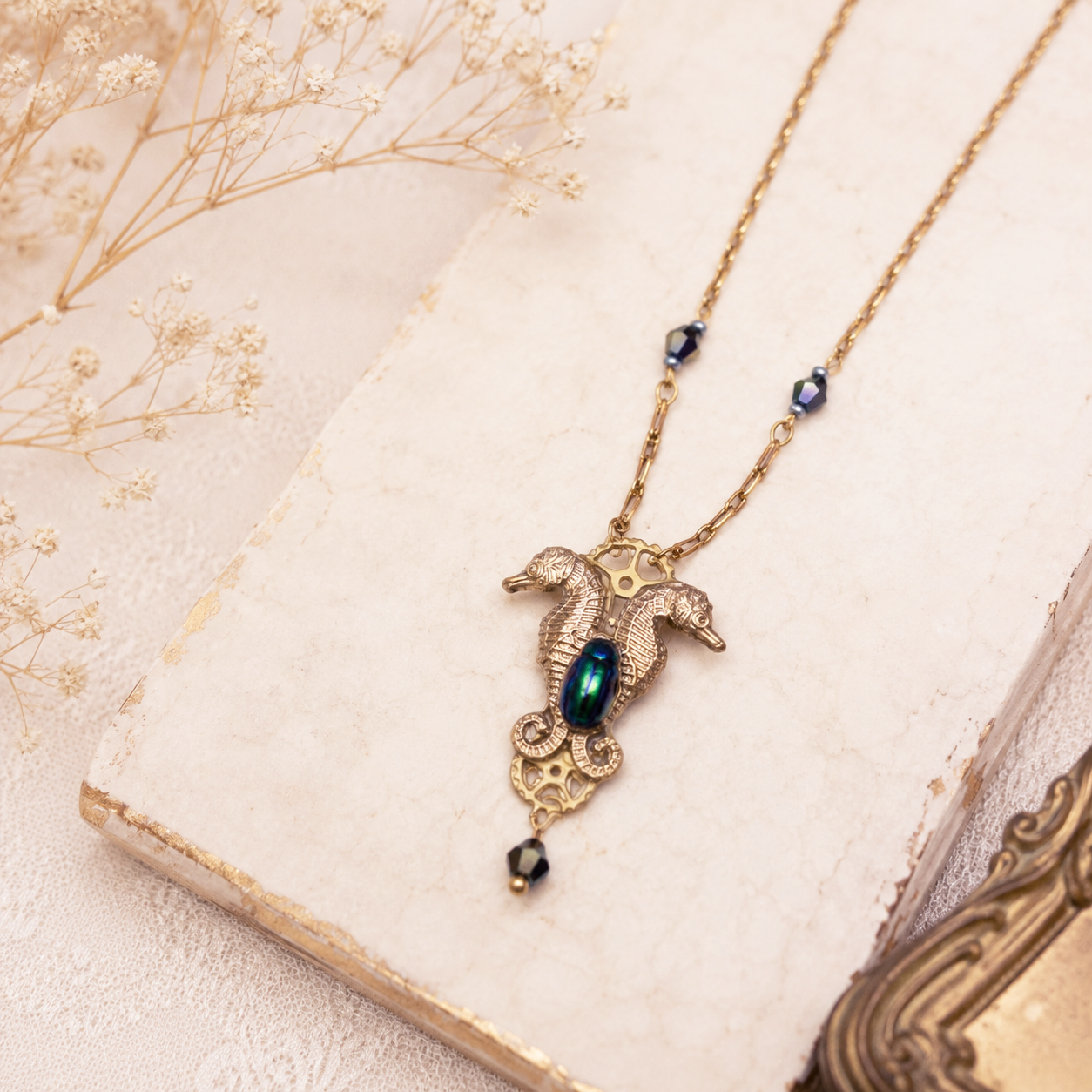 Collier Odyssée – véritable scarabée vert & estampes hippocampe dorées | Victorian Rehab