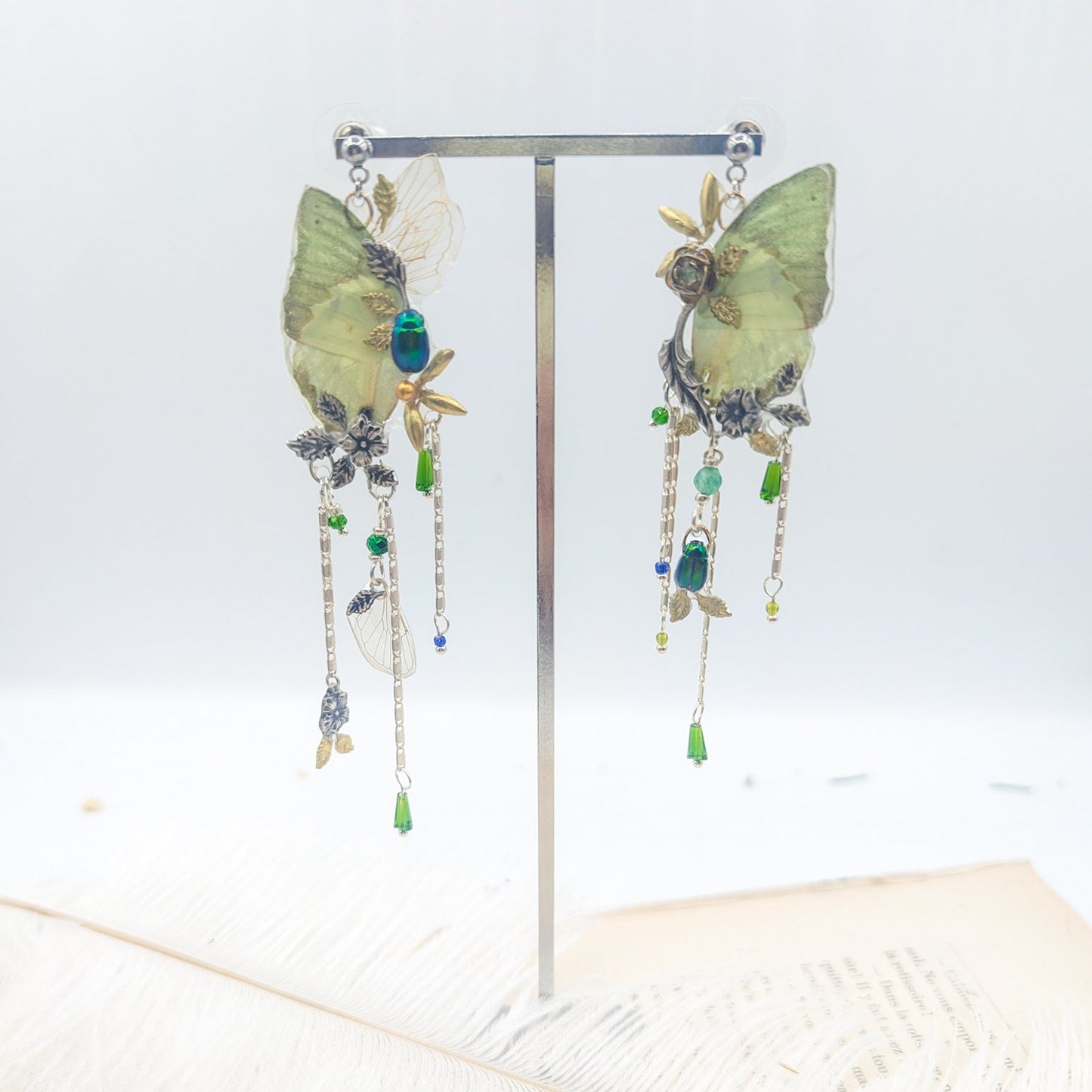 Boucles Naturalia GM Green Charaxes portées – vert émeraude naturel monture dorée Victorian Rehab