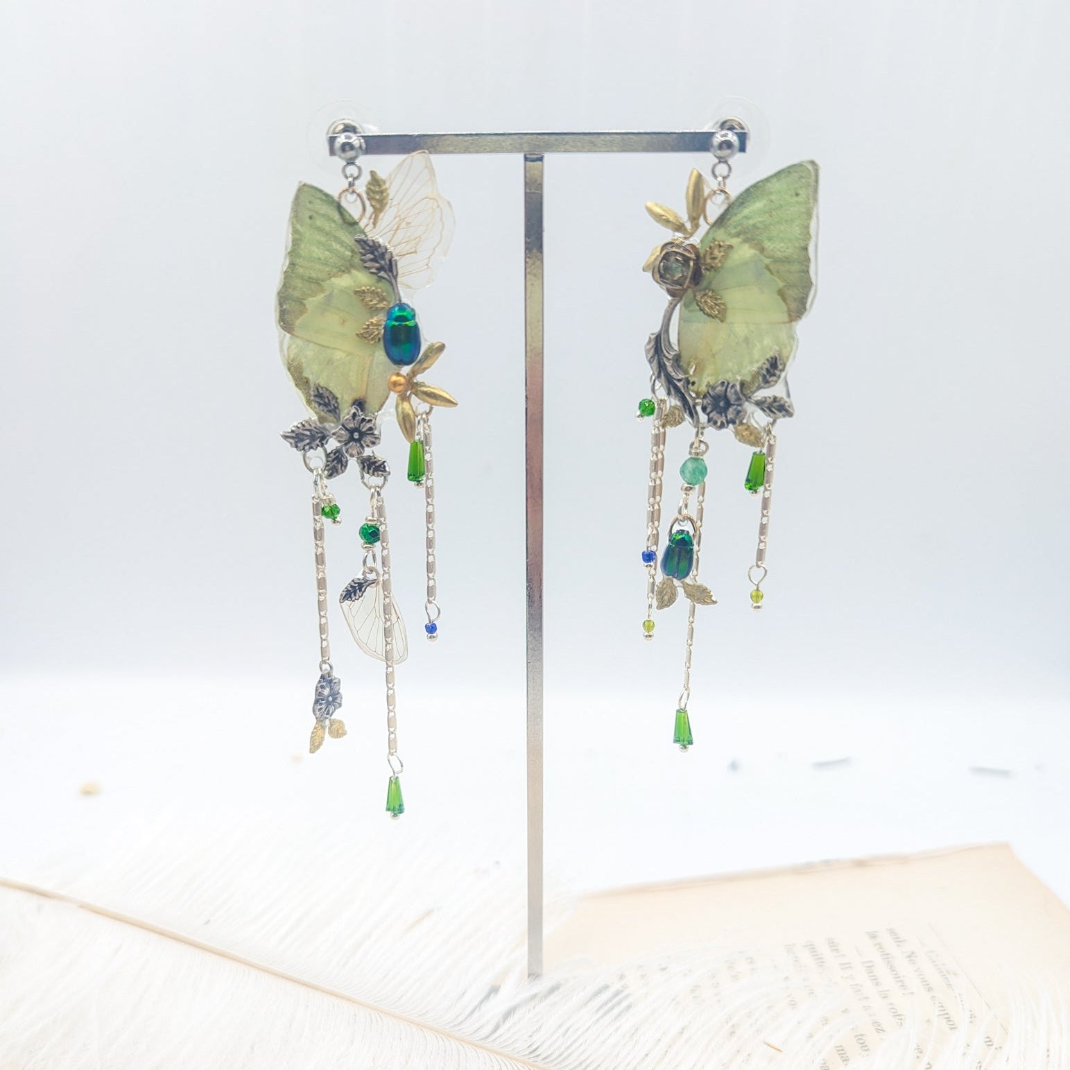 Boucles Naturalia GM Green Charaxes portées – vert émeraude naturel monture dorée Victorian Rehab