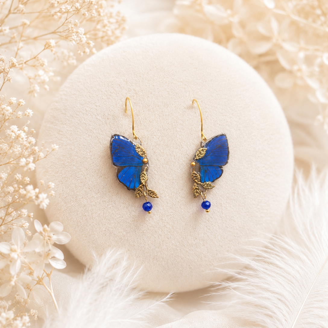 Boucles d'oreille Naturalia Hypochrysops bleu roi portées – bijou Art Nouveau Victorian Rehab