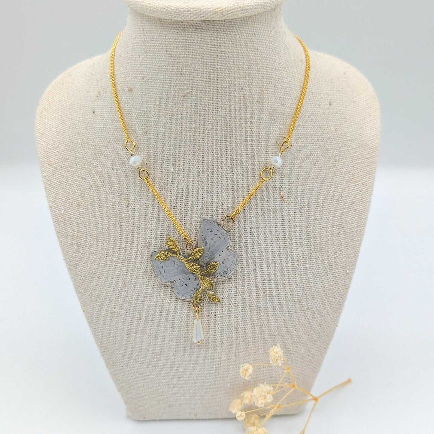 Collier Naturalia papillon nacré – véritable aile blanc irisé Art Nouveau | Victorian Rehab