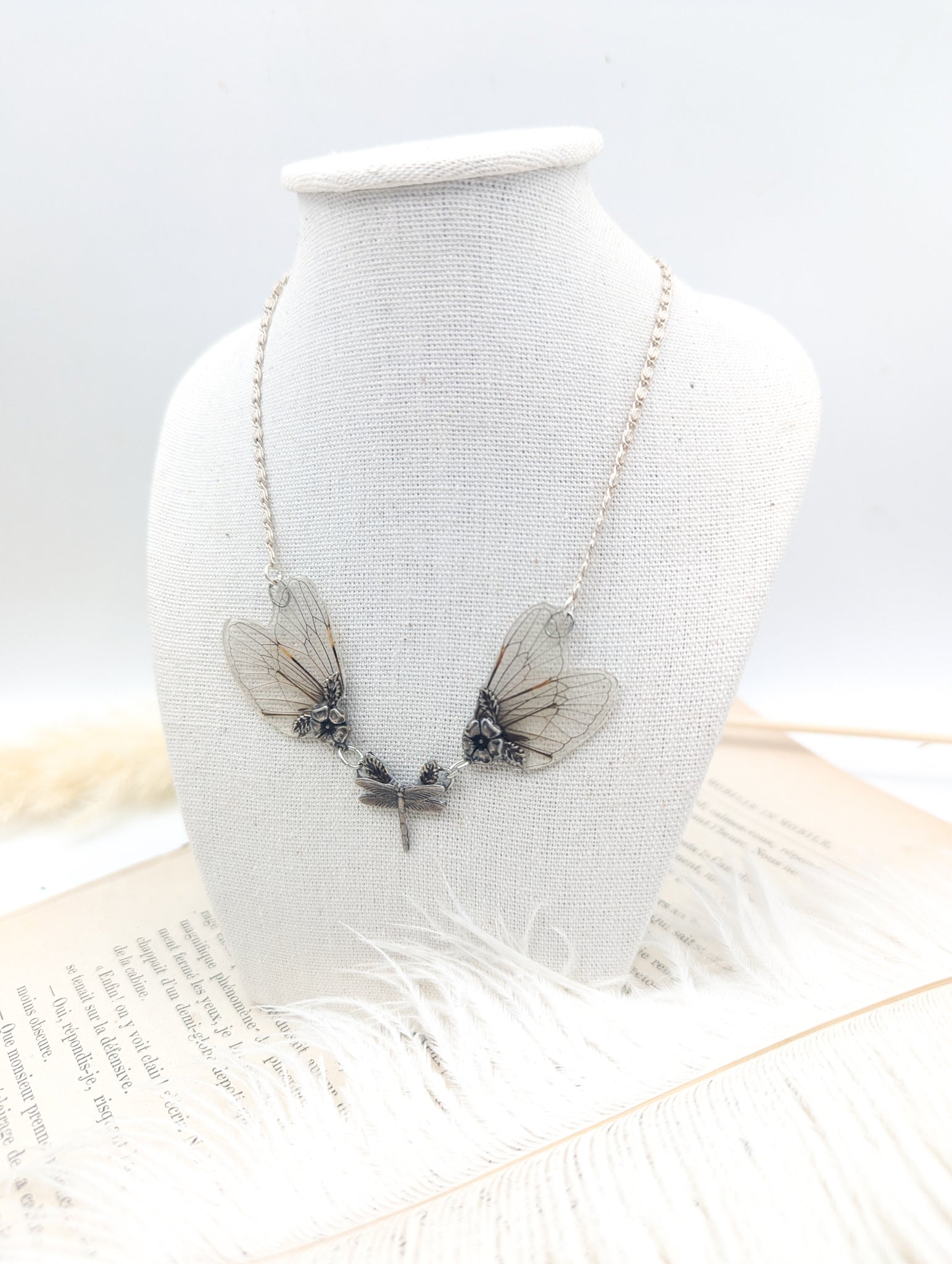 Détail collier Aëlys – ailes de cigale et estampes laiton argenté fait main Hérault