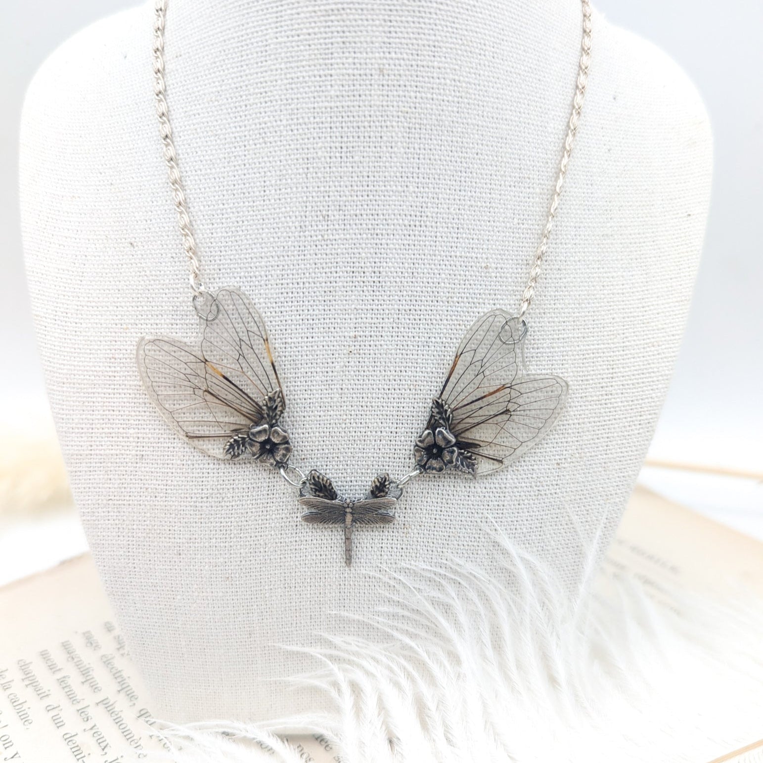 Collier Aëlys en véritables ailes de cigale – bijou féérique Art Nouveau | Victorian Rehab