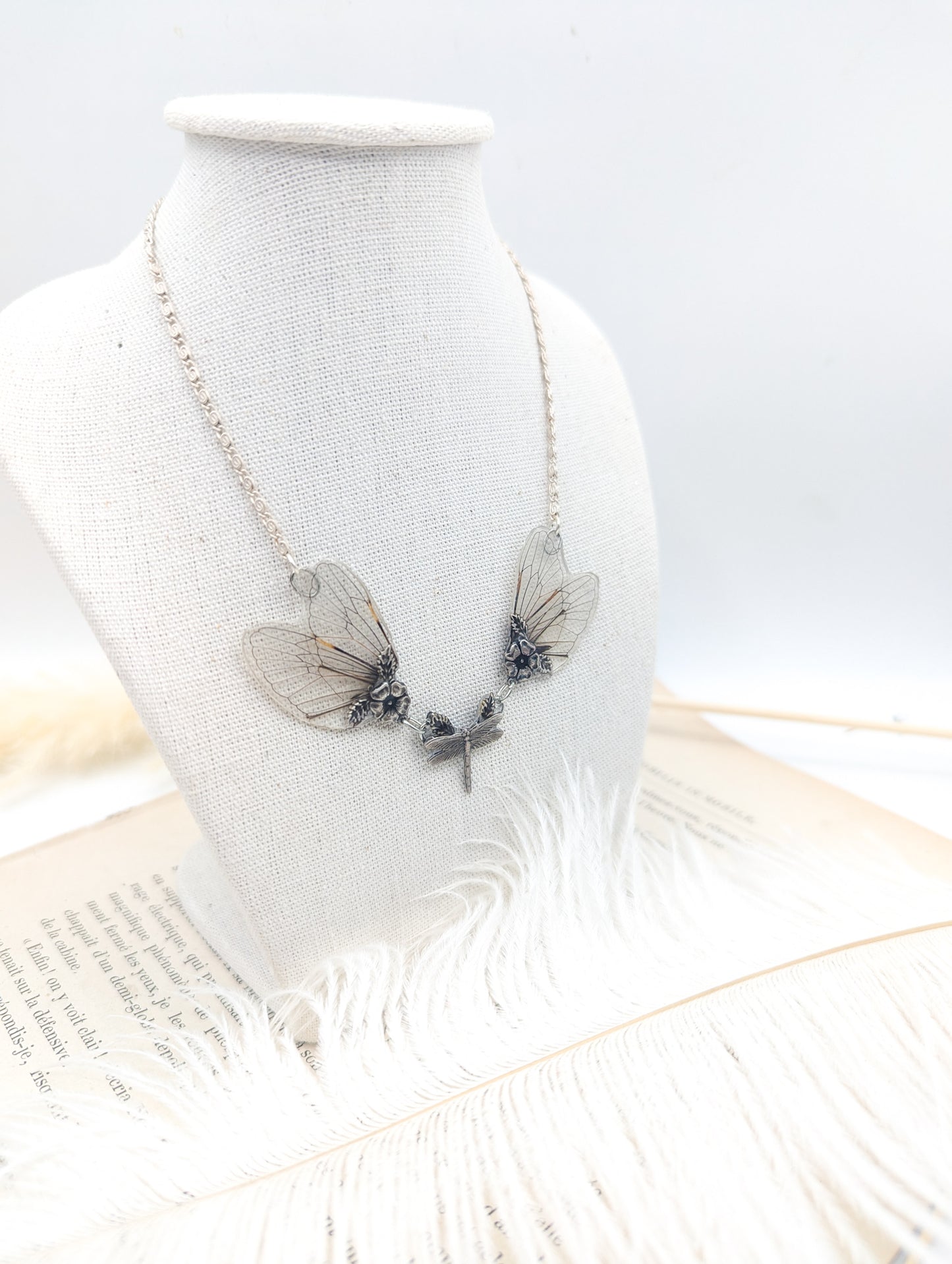 Collier Aëlys porté – ailes de cigale transparentes bijou Art Nouveau Victorian Rehab