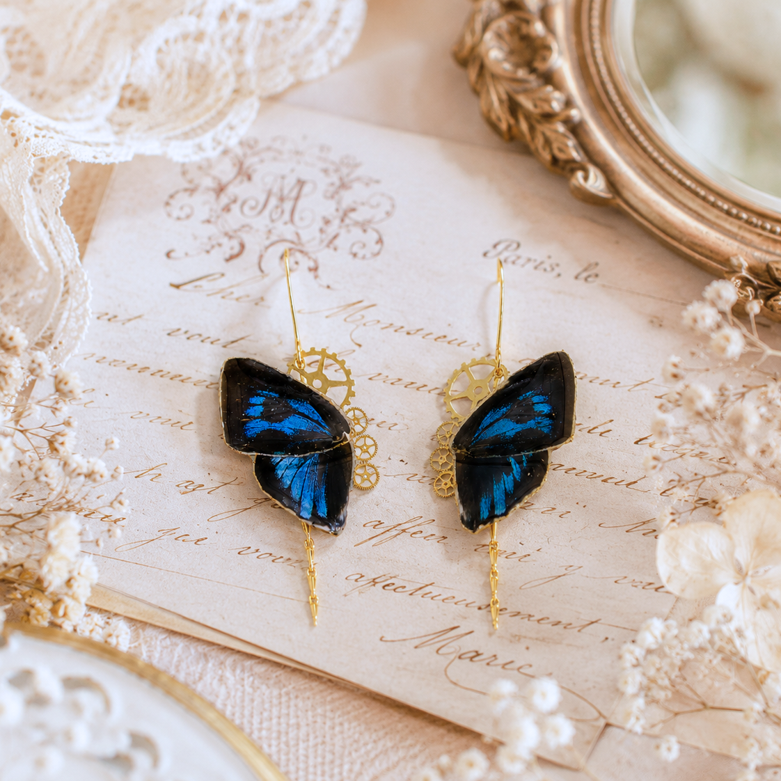 Boucles d'oreille Aponi papillon Ancema Ctesia bleu irisé noir – engrenage doré | Victorian Rehab