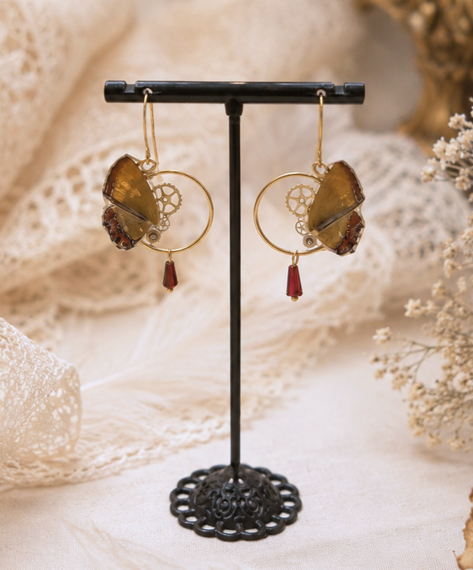 Boucles d'oreille Zéphyr papillon Heliophorus Ila jaune rouge – engrenage doré | Victorian Rehab