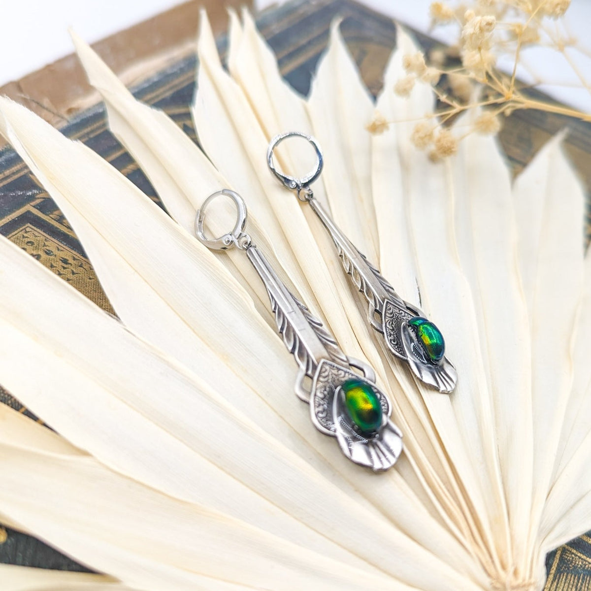 Boucles d'oreille Klimt – véritable scarabée vert iridescent & estampe dorée | Victorian Rehab