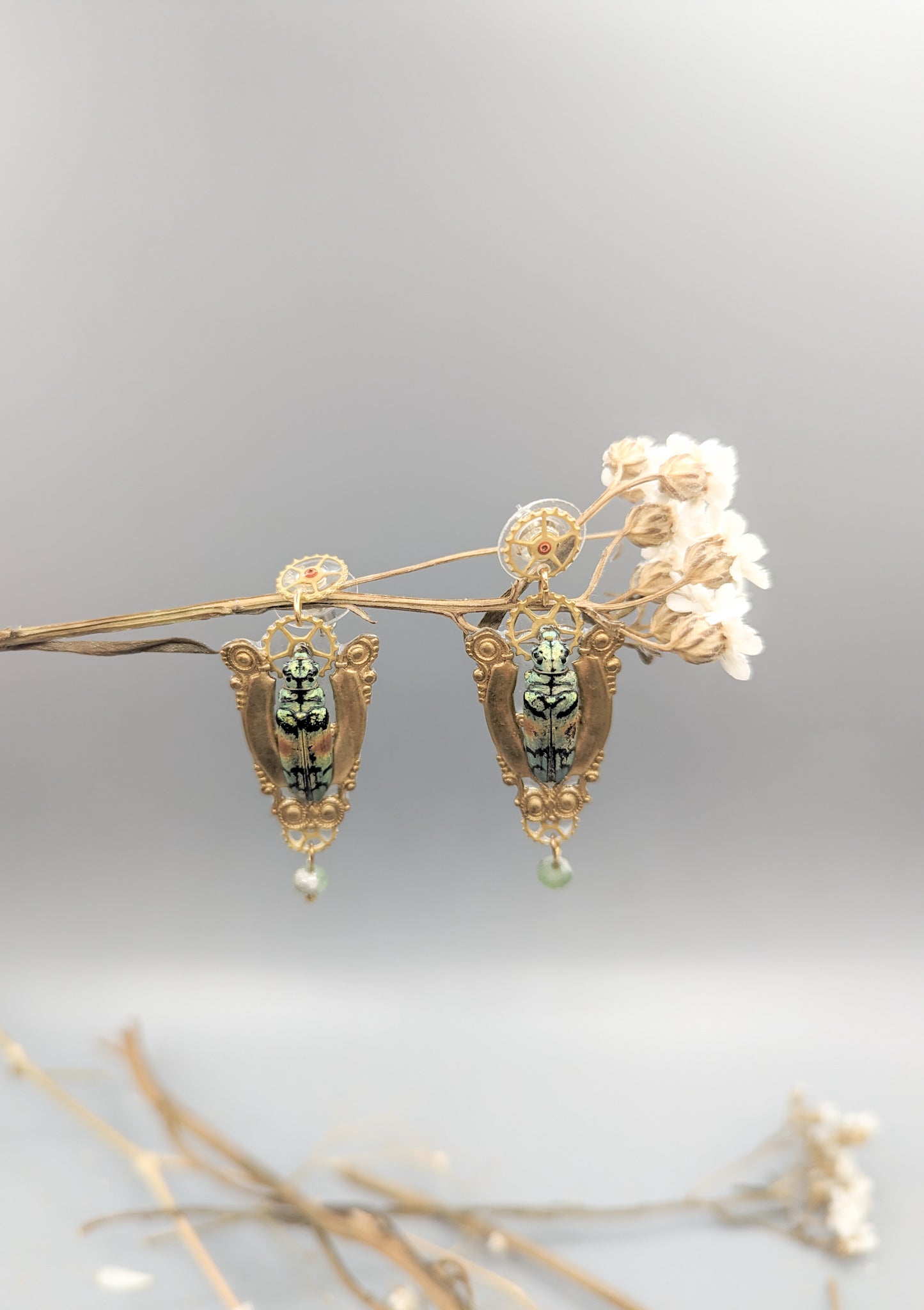 Vue ensemble boucles d'oreille Anubis – bijou cabinet de curiosités | Victorian Rehab
