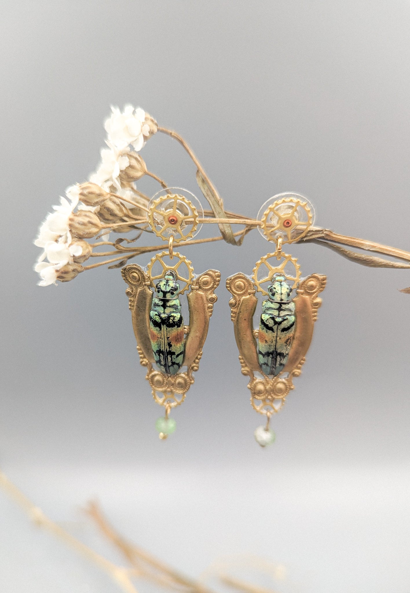 Détail boucles Anubis – scarabée vert d’eau iridescent & estampe | Victorian Rehab