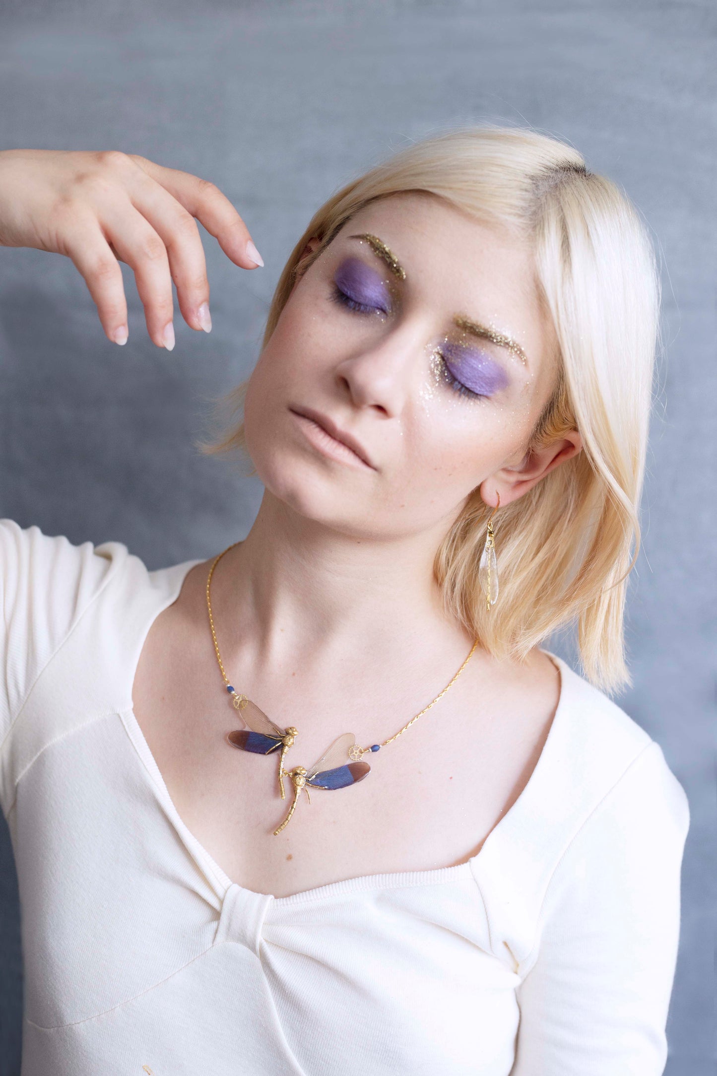 Détail boucles Méandres libellule transparente – nervures ailes laiton doré Victorian Rehab