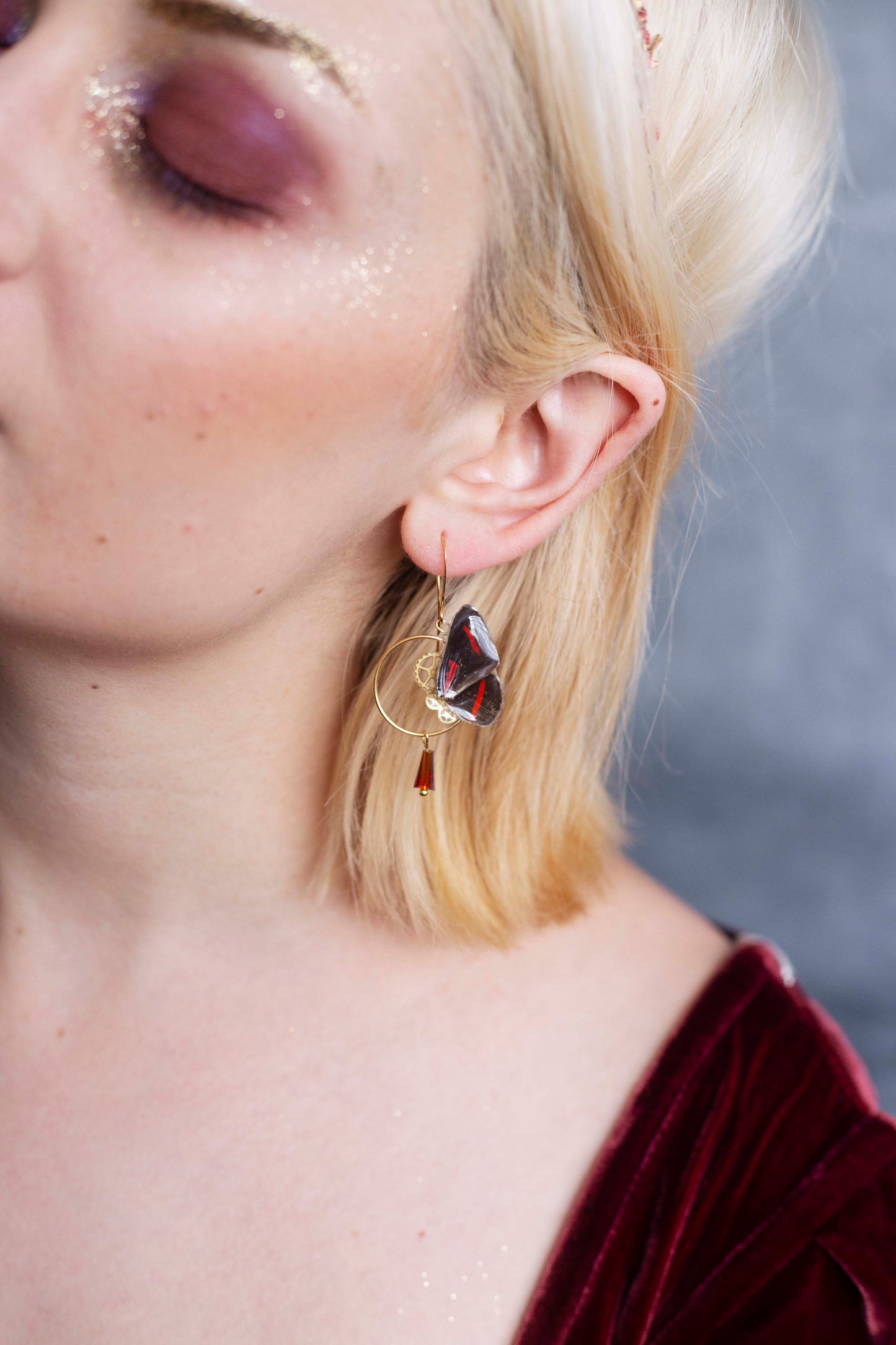 Boucles Zéphyr Amarynthis Meneria portées – bijou Art Nouveau fait main France Victorian Rehab