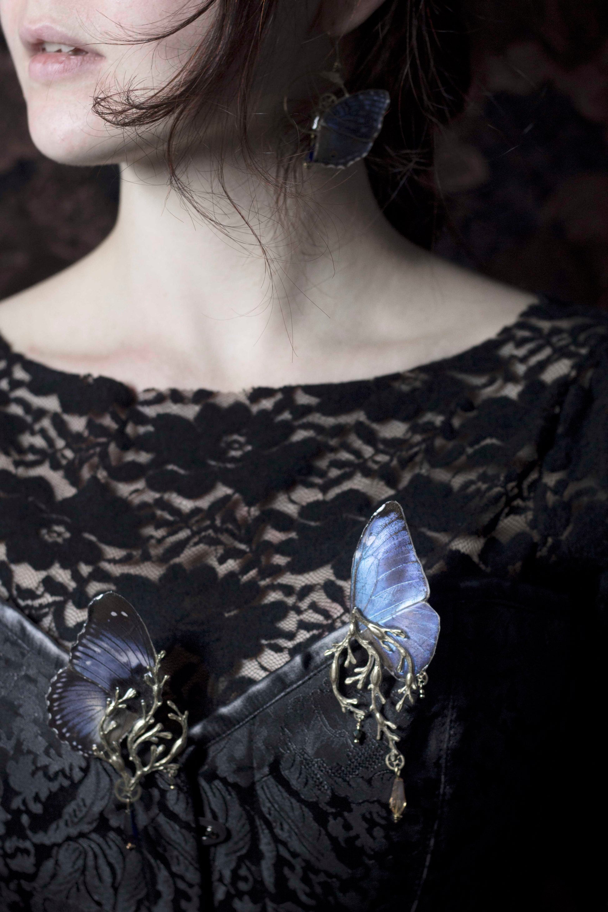 Détail broche Thétis Morpho – aile papillon bleu nacré estampe engrenage montre ancienne