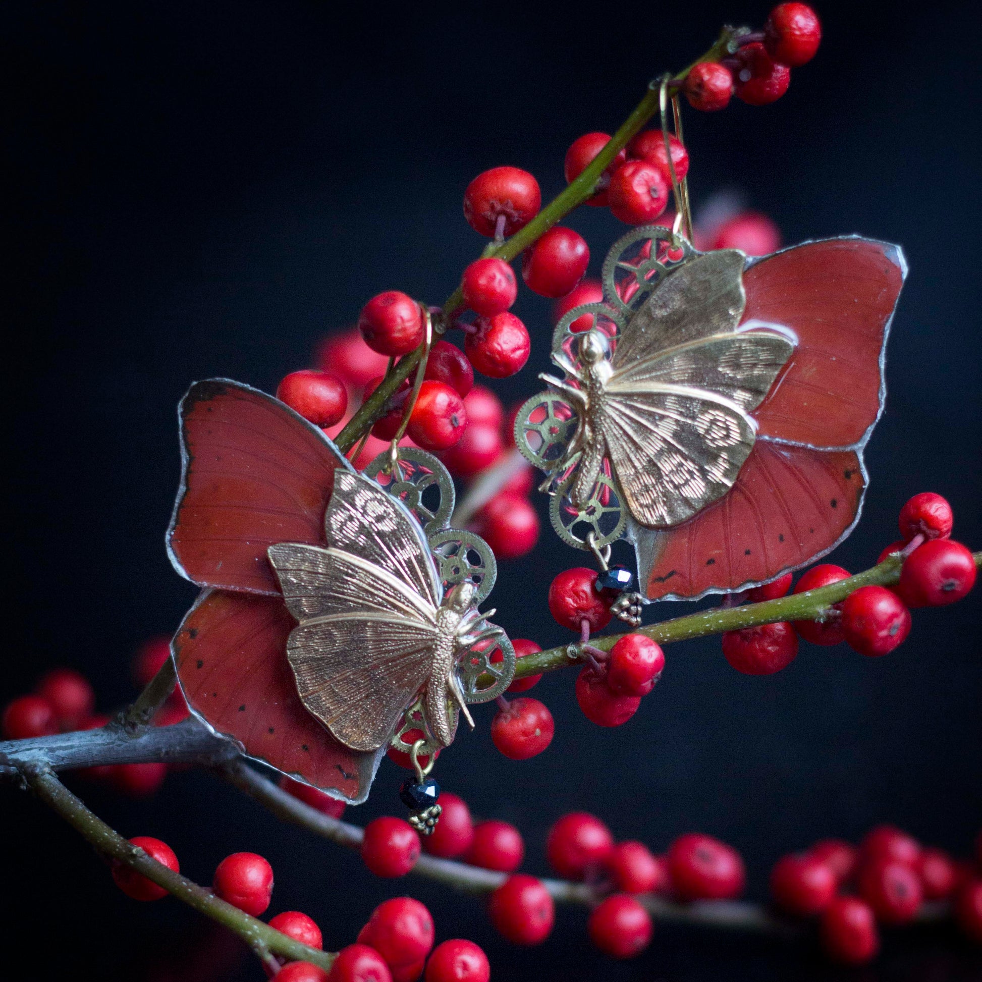 Boucles d'oreille Chrysalide papillon Cymothoe Sangaris rouge profond – engrenage doré Art Nouveau | Victorian Rehab