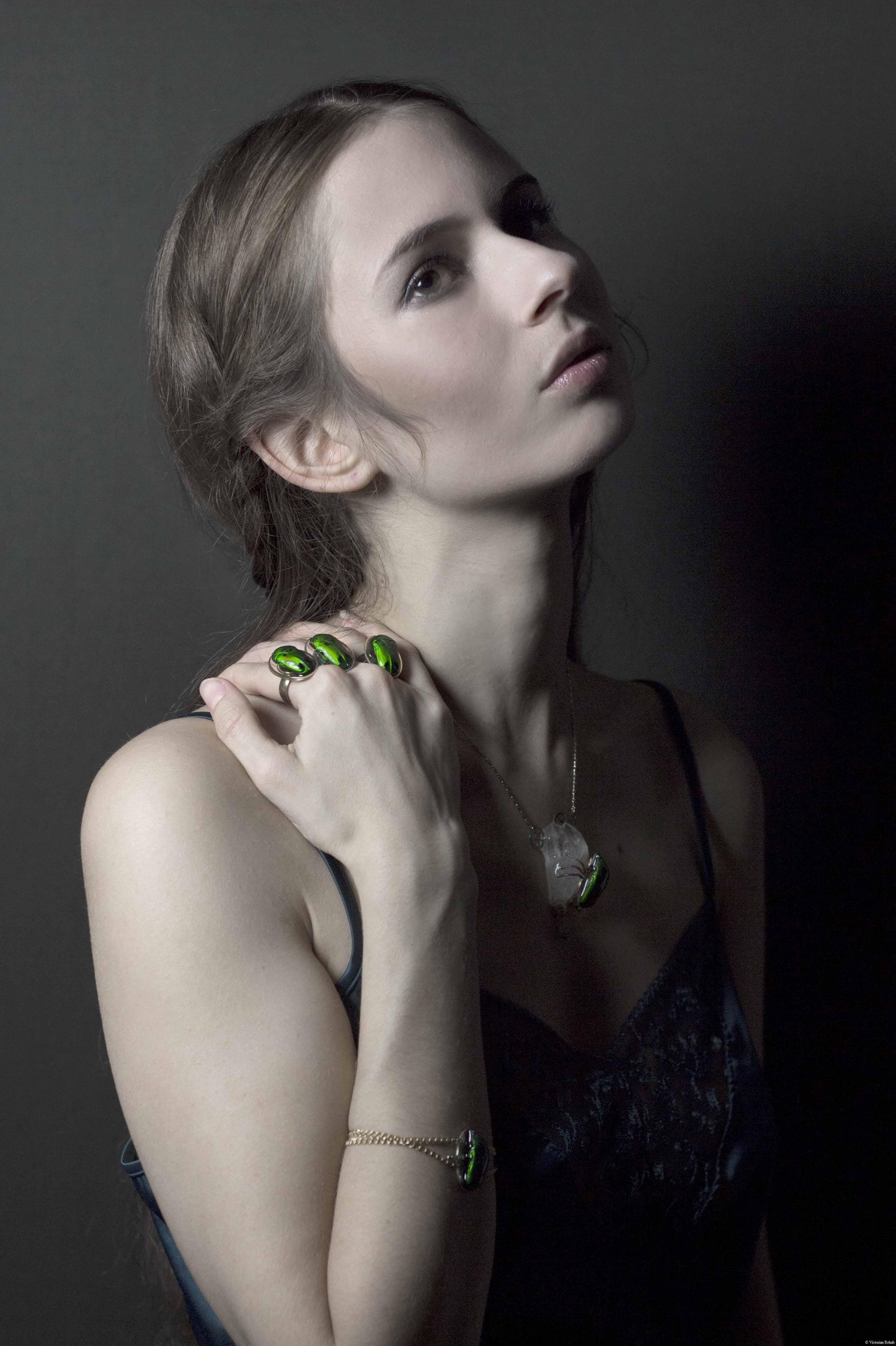Bague Khépri portée – scarabée vert iridescent, taille ajustable | Victorian Rehab