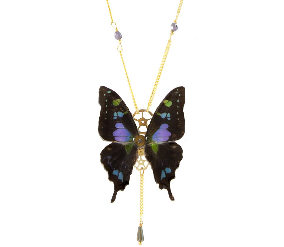 Détail collier Psyché Weskei – aile papillon noir reflets violet vert bleu laiton doré fait main
