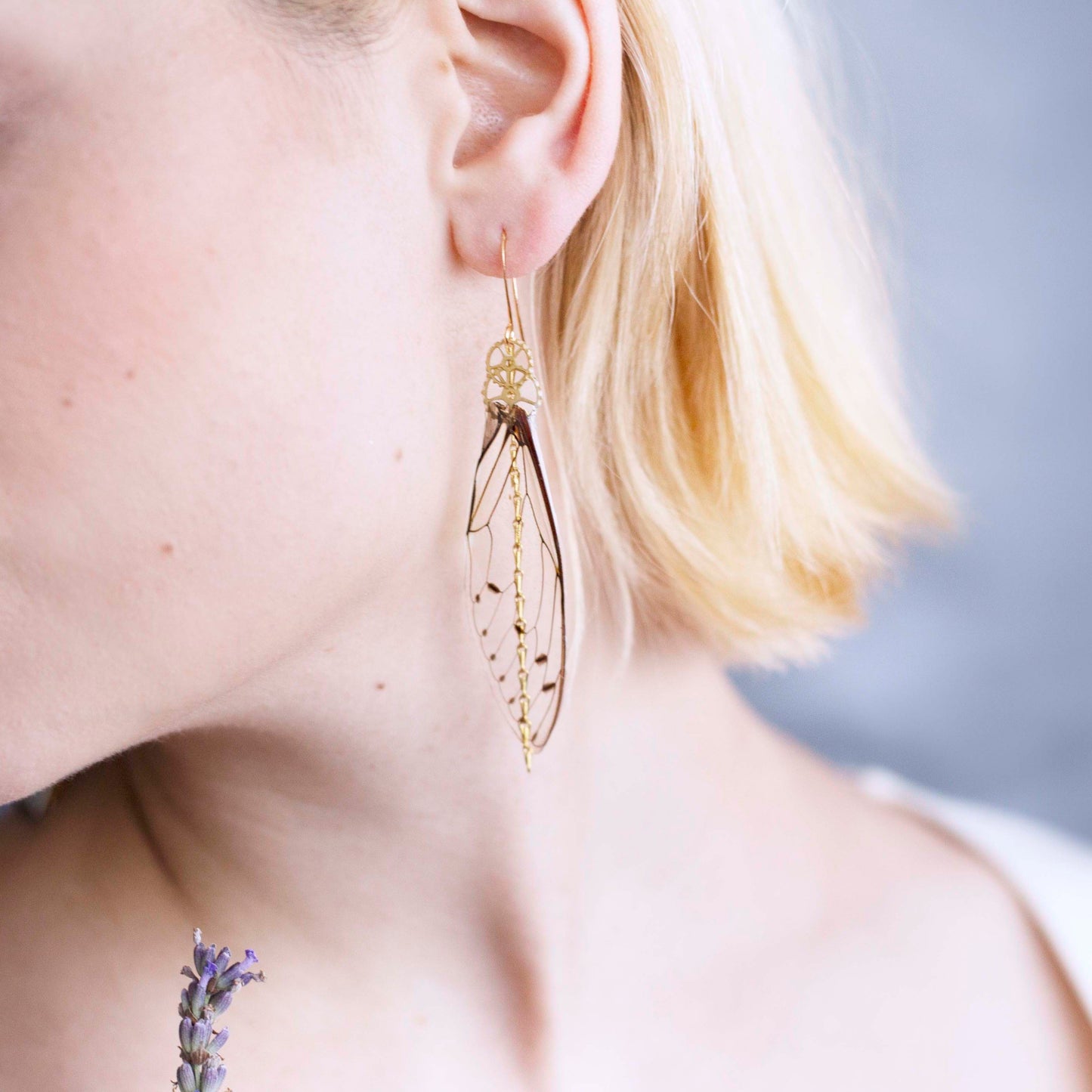 Boucles d'oreille Cigales Cristal dorées – ailes de cigale et engrenages horlogerie | Victorian Rehab