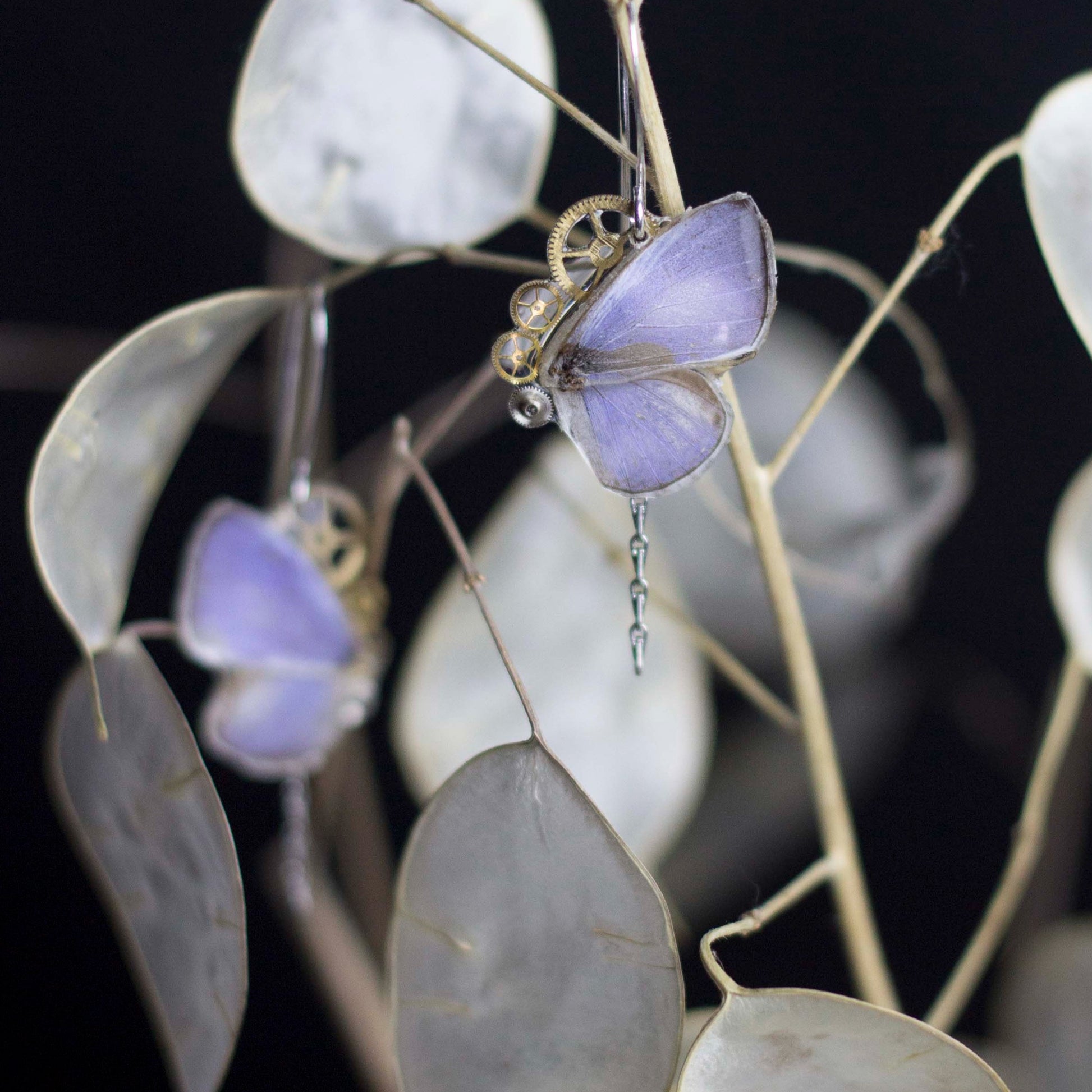 Boucles d'oreille Aponi papillon Udara Dilecta lavande lilas – engrenage horlogerie Art Nouveau | Victorian Rehab