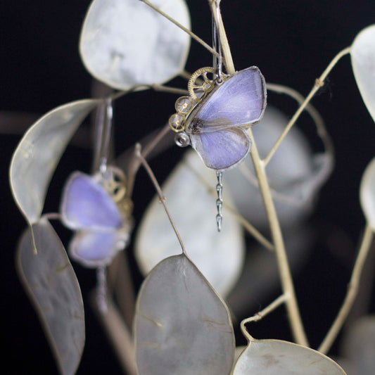 Boucles d'oreille Aponi papillon Udara Dilecta lavande lilas – engrenage horlogerie Art Nouveau | Victorian Rehab