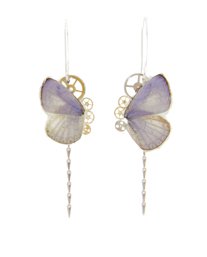 Détail boucles Aponi Udara Dilecta lavande – aile papillon lilas laiton argenté engrenage montre