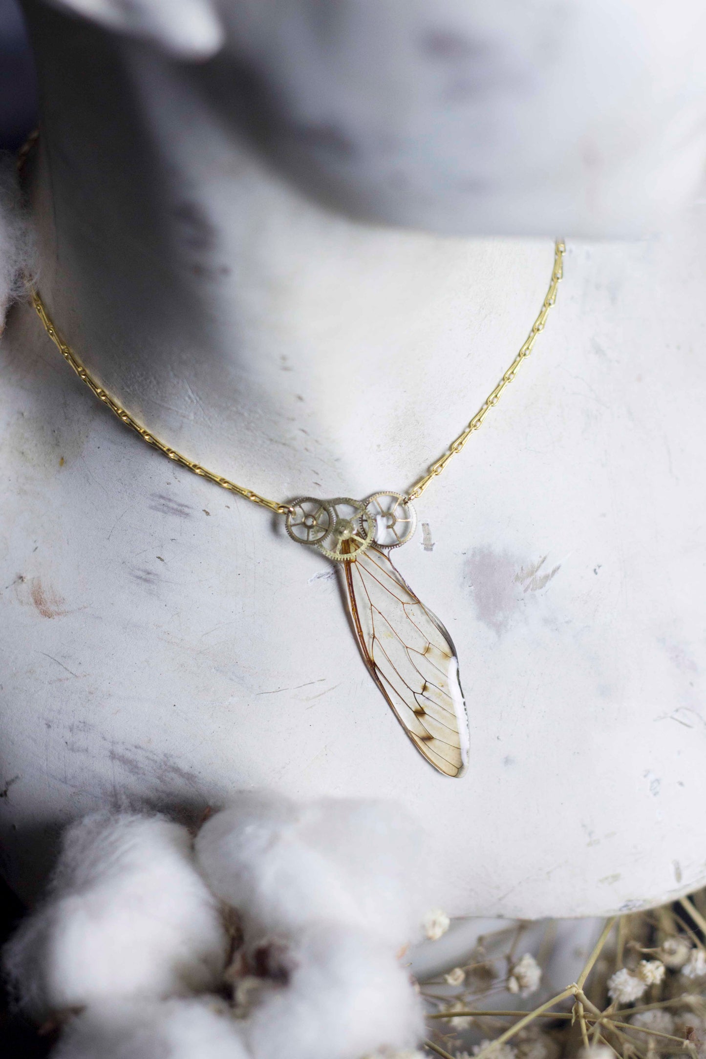 Détail collier Cigales Cristal – ailes de fée engrenages laiton doré Art Nouveau Victorian Rehab