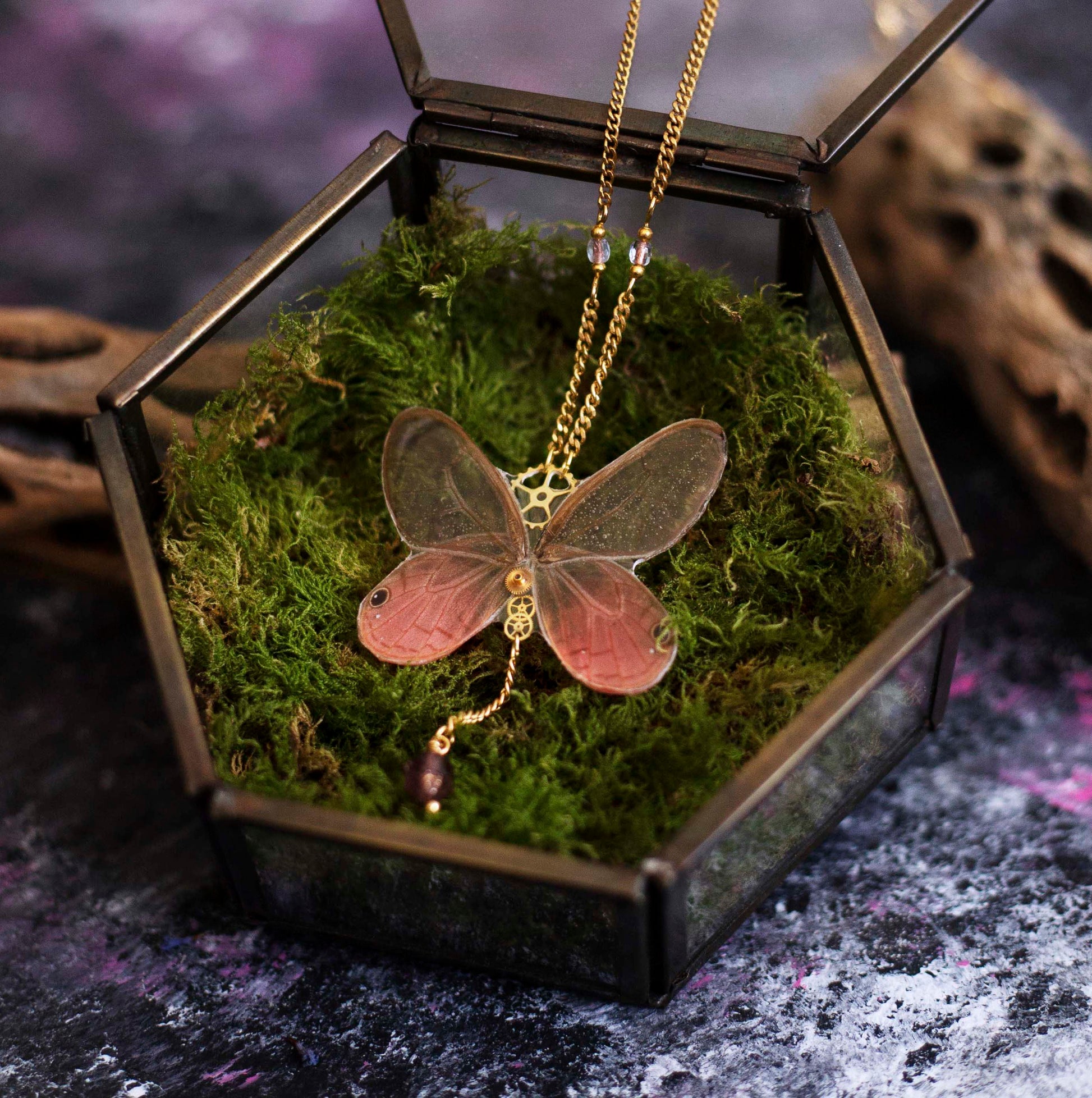 Collier Psyché papillon Blushing Phantom Cithaerias Aurorina rose transparent – doré Art Nouveau | Victorian Rehab