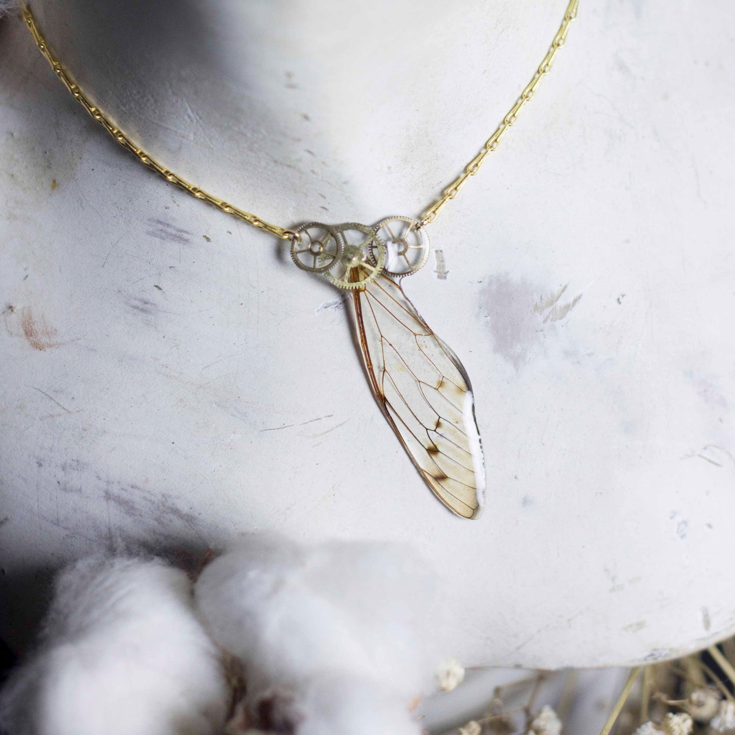 Collier Cigales Cristal doré – véritables ailes de cigale et engrenages | Victorian Rehab