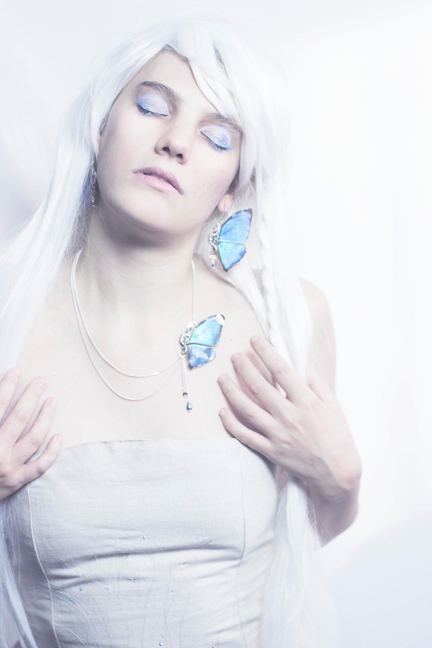 Détail collier Isis Morpho Portis argenté – aile papillon bleu nacré engrenage montre ancienne