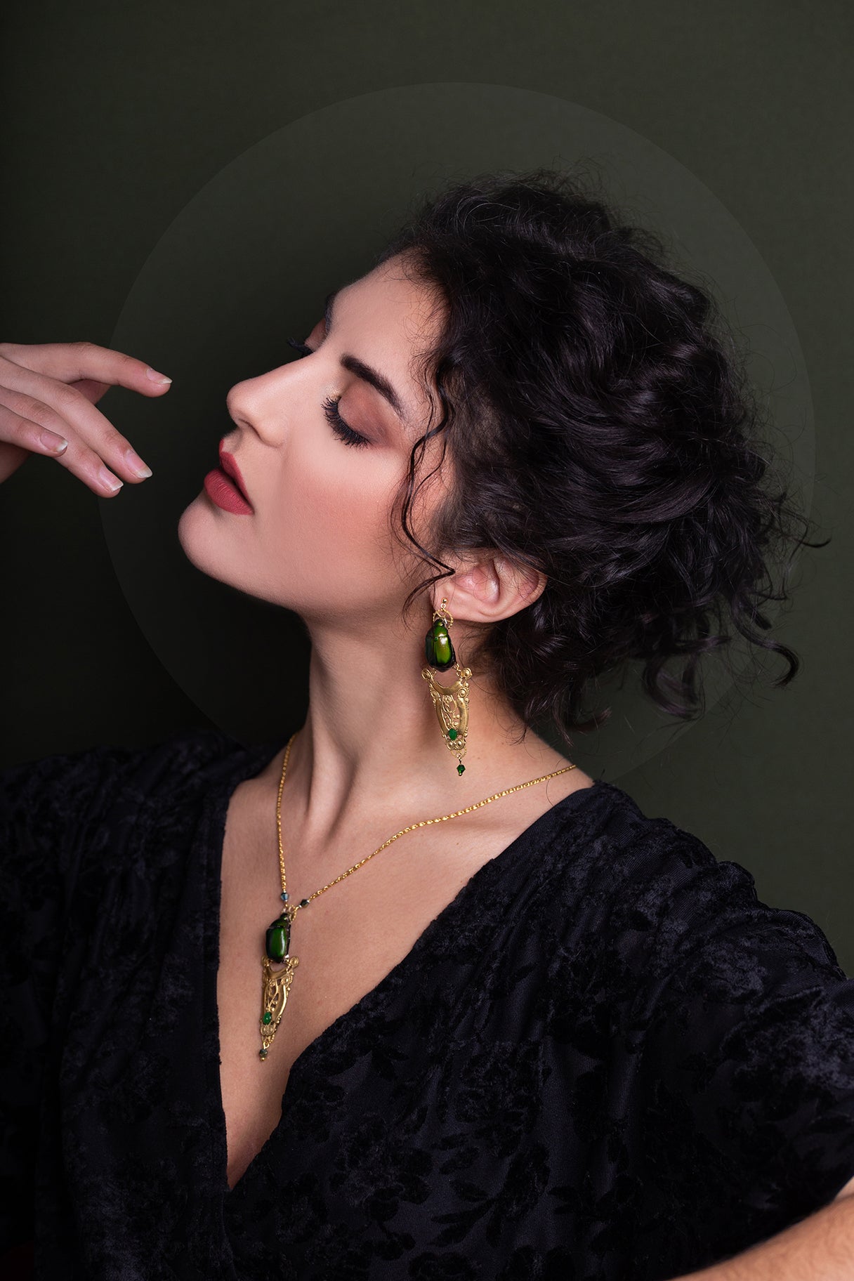 Collier Osiris porté – bijou Art Nouveau scarabée Égypte antique fait main | Victorian Rehab
