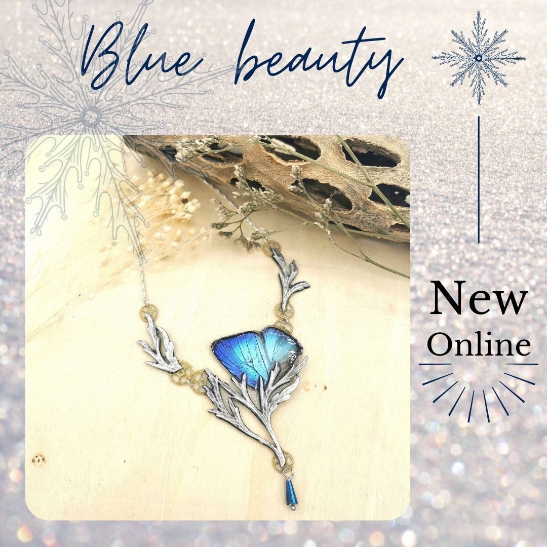 Vue de face collier Thésée Arhopala bleu – pièce unique cabinet de curiosités Victorian Rehab